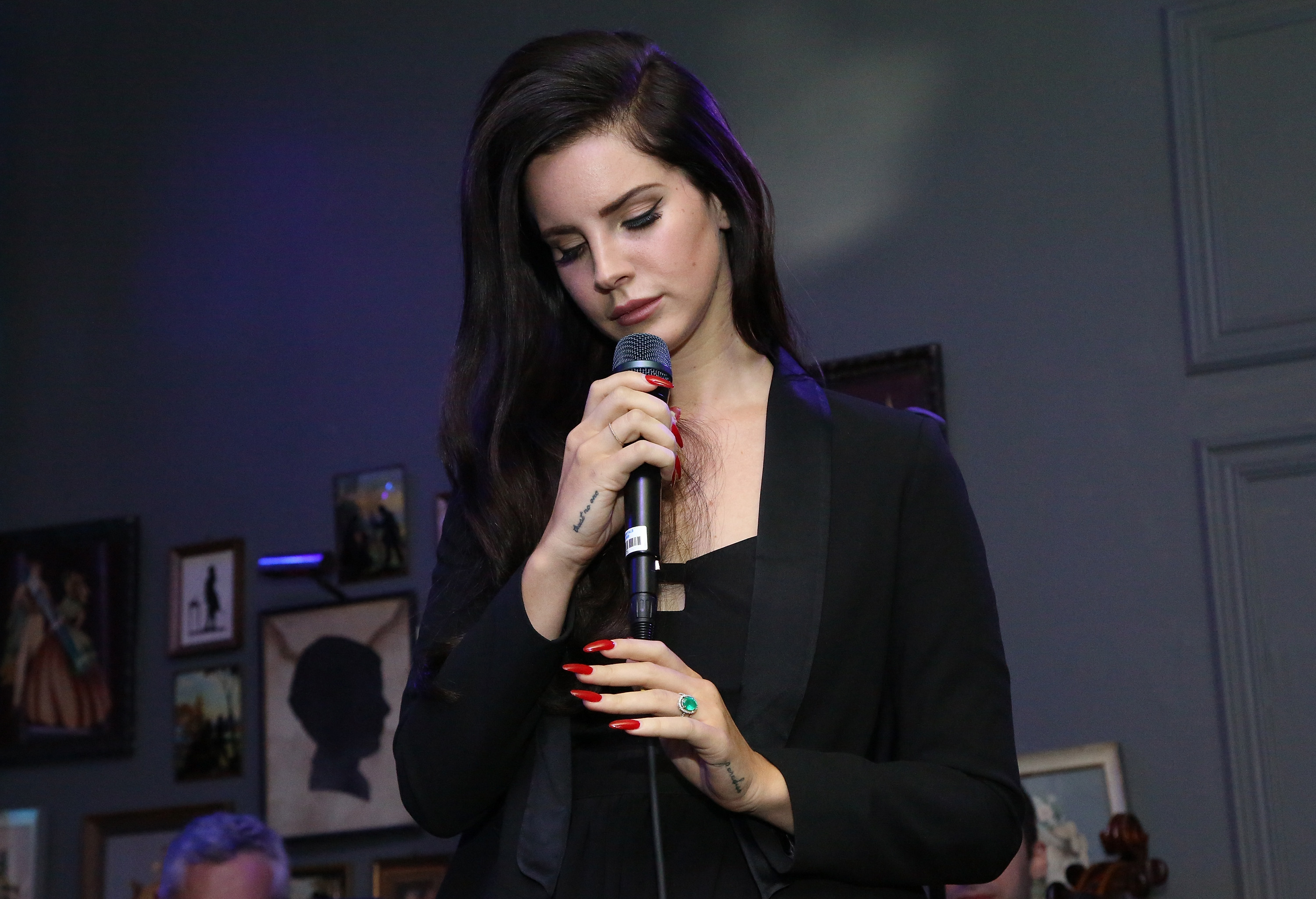 Lana Del Rey Experiences Sound Issues at Reading Festival Performance